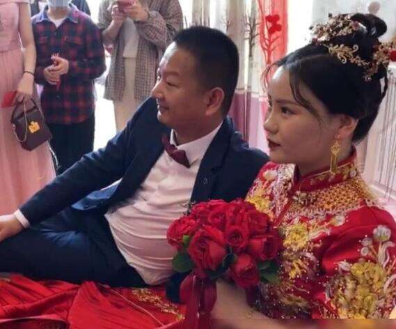 giao哥去年在朋友圈上晒出了老婆穿婚纱照的照片,新娘