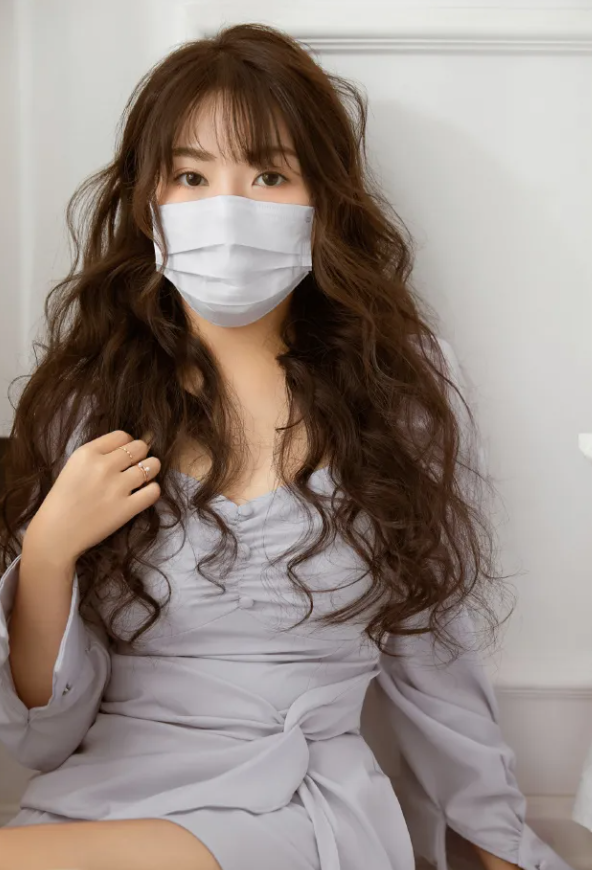 一条小团团晒首套高清写真撞脸玩偶姐姐