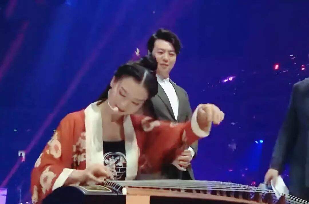 一身汉服一架古筝这个95后湘妹子惊艳巴黎街头
