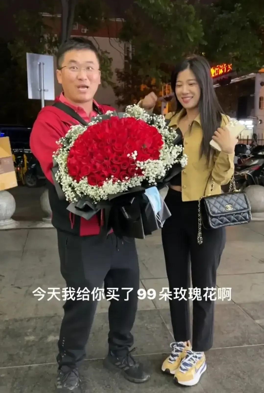 网红“笑神”姜涛不走寻常路，送女友99朵玫瑰自己都嫌贵