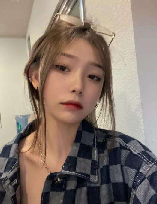 嘿嘿!这是我的曹芬,“精神小妹”曹芬出圈儿,满脸面无表情为啥能火 嘿嘿!这是我的曹芬,“精神小妹”曹芬出圈儿,满脸面无表情为啥能火