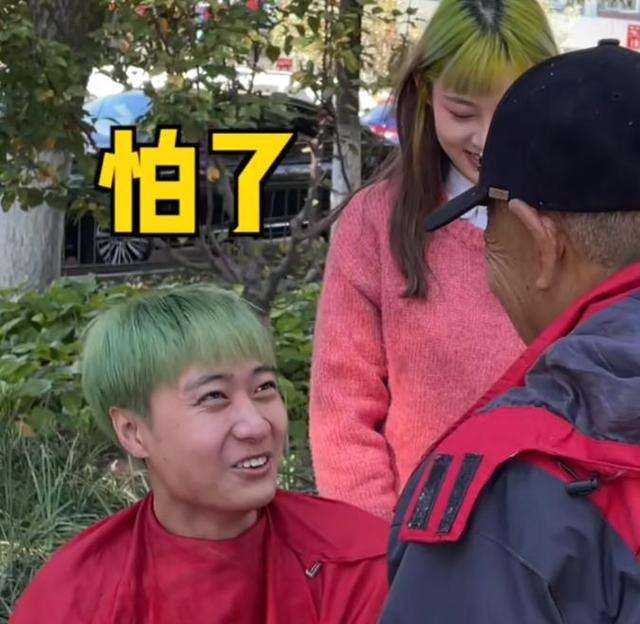 痞幼的又秀出新高度,接连带粉丝街头剪发,让她再次火起来 痞幼的又秀出新高度,接连带粉丝街头剪发,让她再次火起来