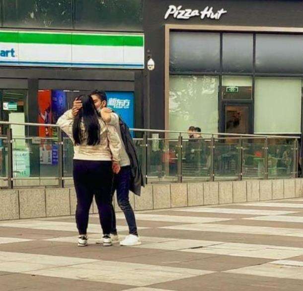 租房小吴居然恋爱了?和女友当街拥吻,再被调侃像王一博 租房小吴居然恋爱了?和女友当街拥吻,再被调侃像王一博