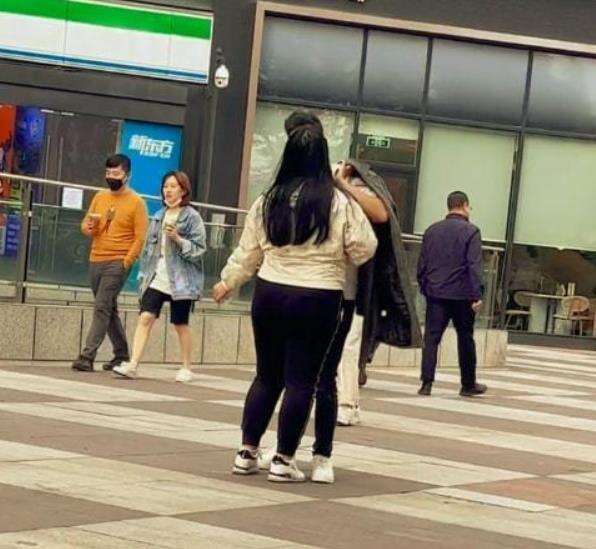 租房小吴居然恋爱了?和女友当街拥吻,再被调侃像王一博 租房小吴居然恋爱了?和女友当街拥吻,再被调侃像王一博