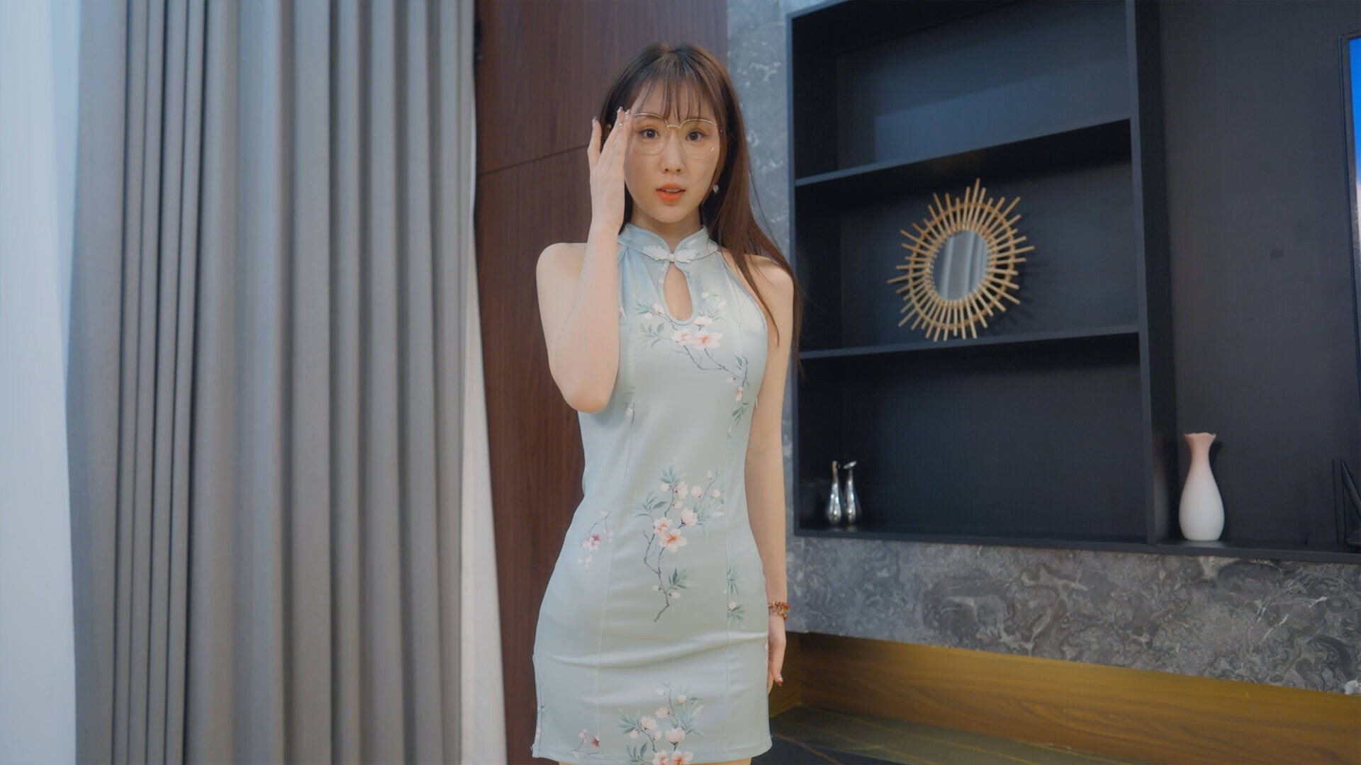 女神保衛(wèi)戰(zhàn)：我的同居女神竟是小姨子壁紙