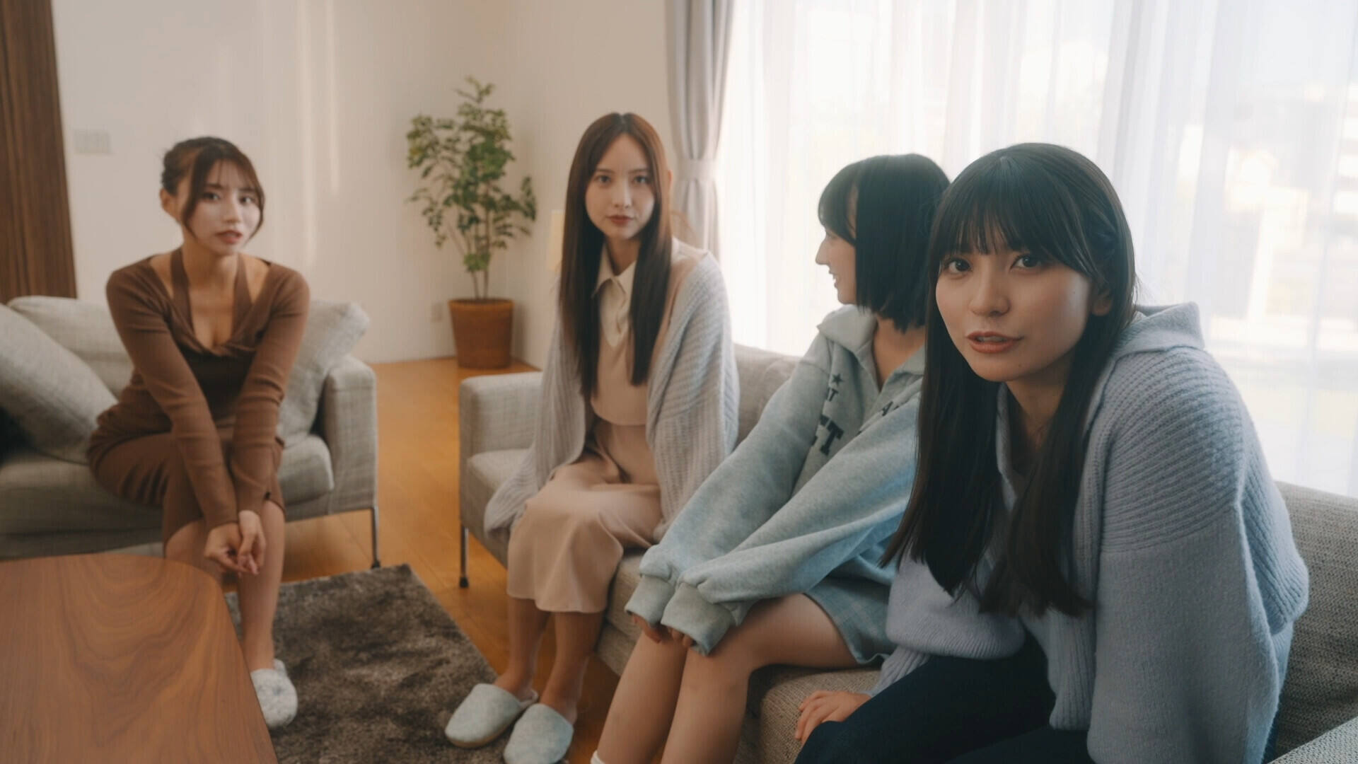 嘟嘟嘟~戀愛信號響不停，美女室友們教我如何淡定？壁紙